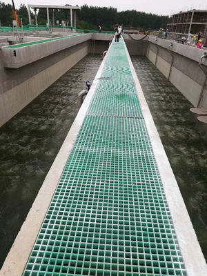 玻璃鋼平臺與格柵在污水處理及其他領(lǐng)域的應(yīng)用與搭建